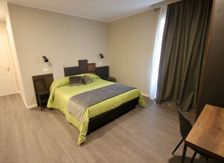 Pove 2.4 Hotel