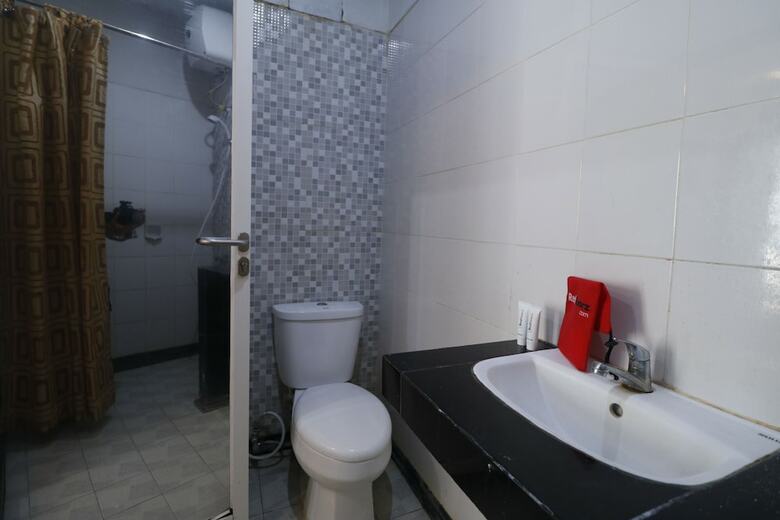 Hotel Reddoorz Plus @ Cakranegara
