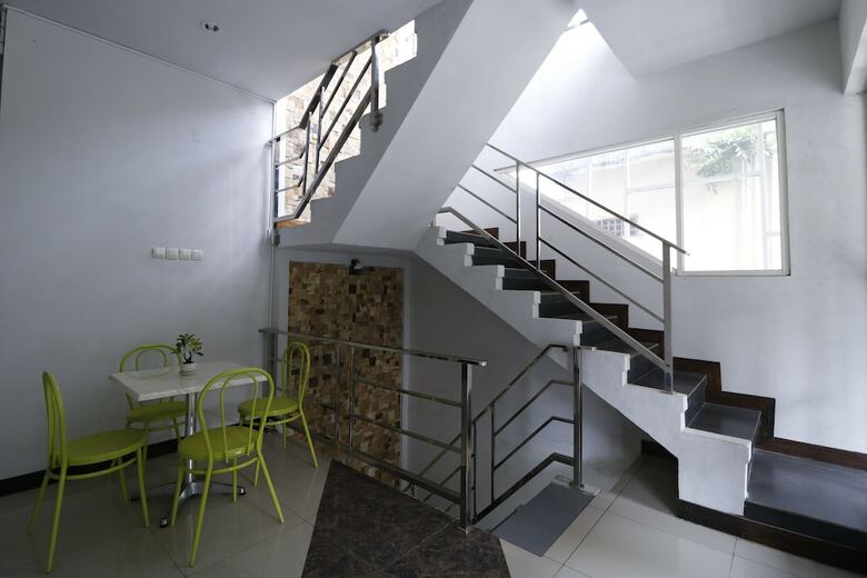 Hotel Reddoorz Plus @ Cakranegara