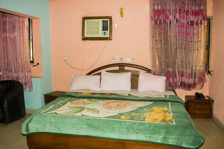 Creme Suites & Hotel