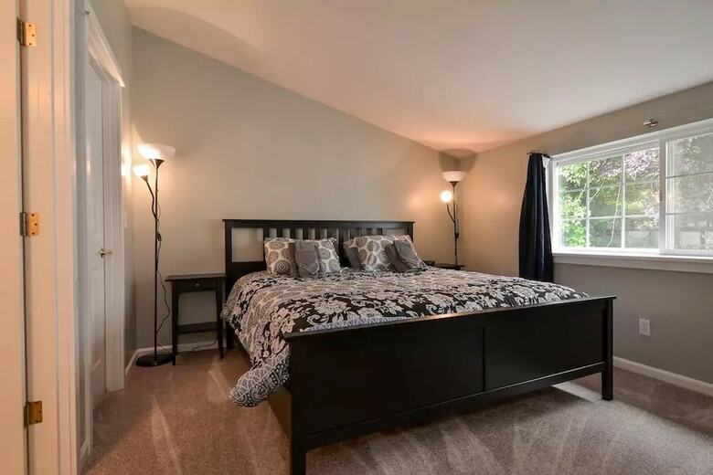 Seattle Vacation Home: The Gallery