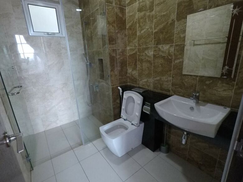 3r2b Seaview Condo