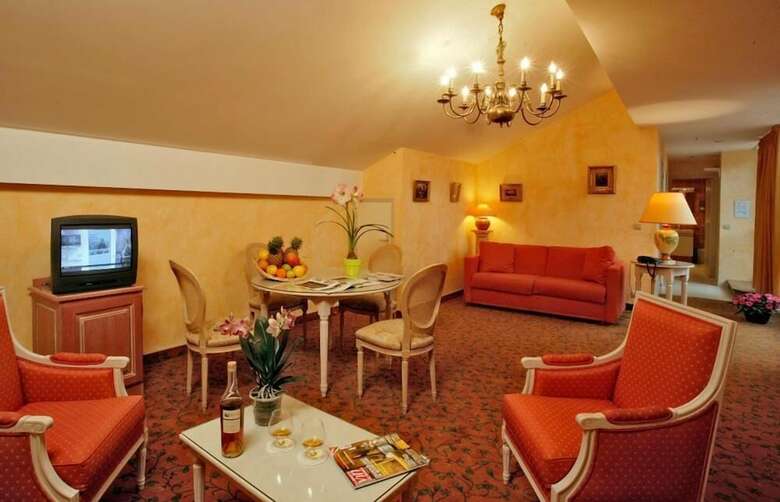 Hotel Les Trois Soleils De Montal