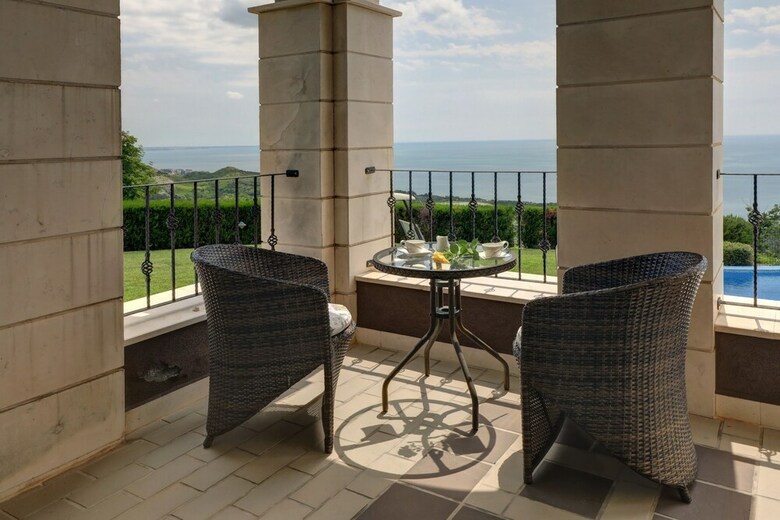 Lighthouse Luxe Estate Apart & Villas