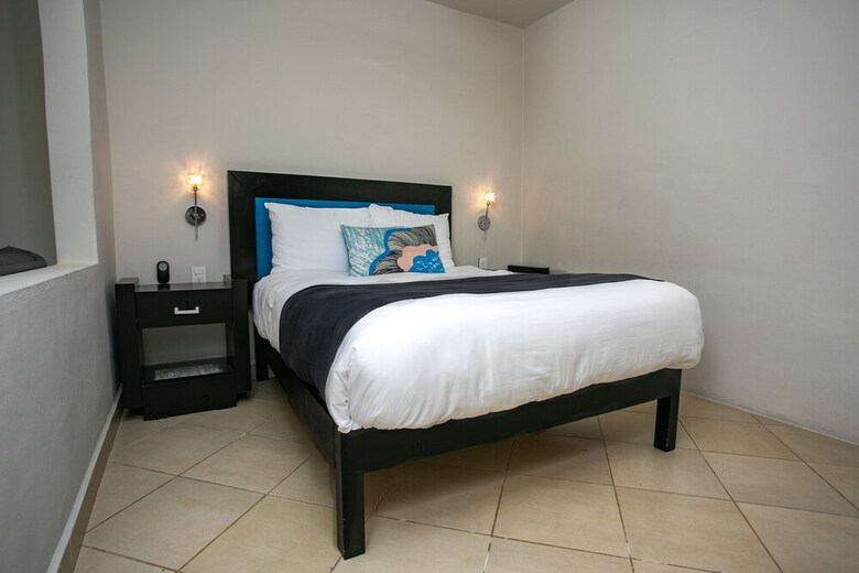 Aparthotel Honey B Suites