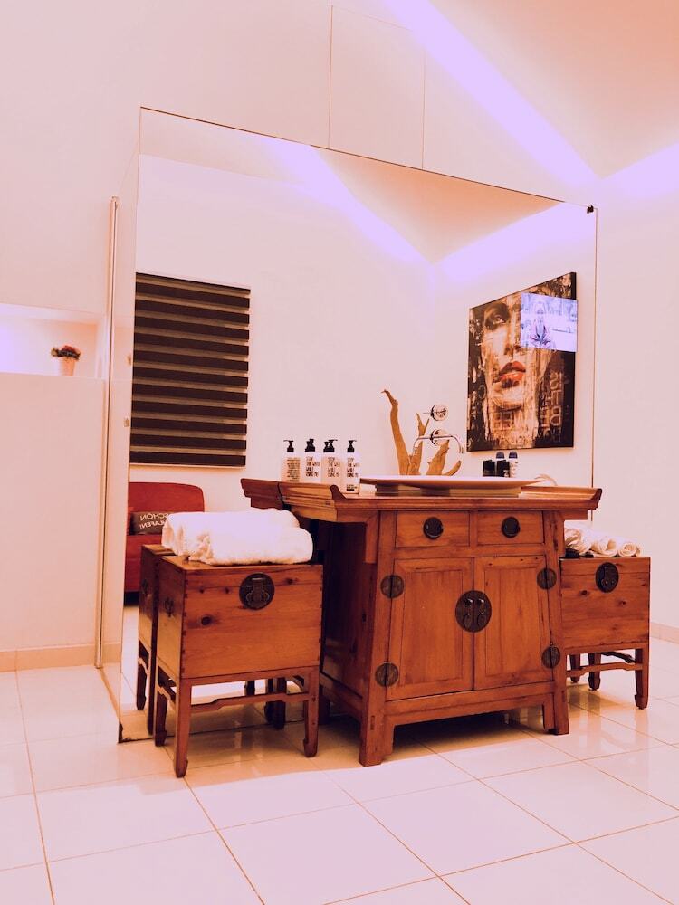 Suites & Spa Hotel