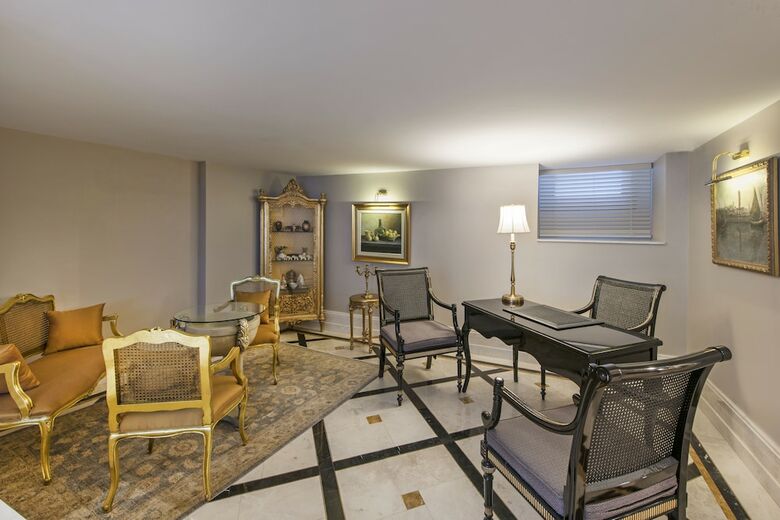 1890 Suites Hotel