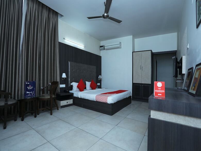 Hotel Oyo 5192 Laj Regency