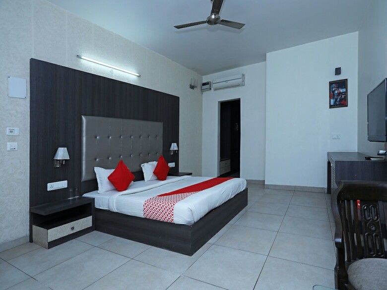 Hotel Oyo 5192 Laj Regency