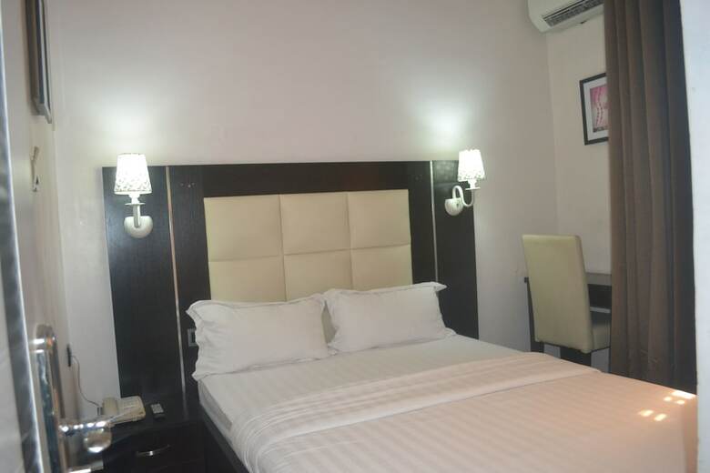 Hotel Mac Dove Lounge & Suites Ltd