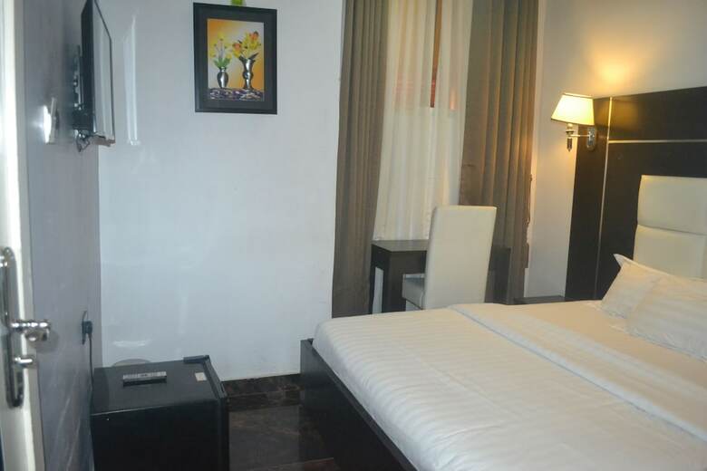 Hotel Mac Dove Lounge & Suites Ltd