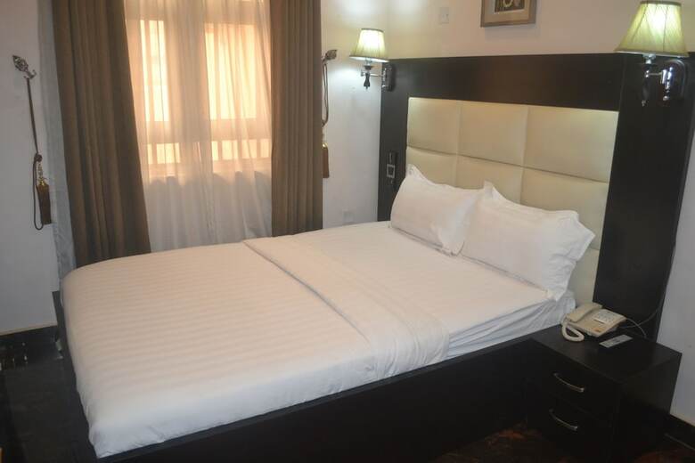 Hotel Mac Dove Lounge & Suites Ltd
