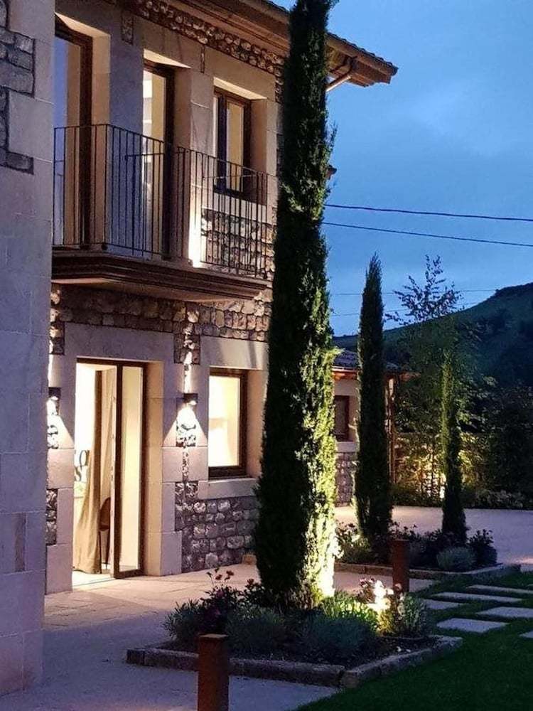 Hotel La Fuentona De Santillana