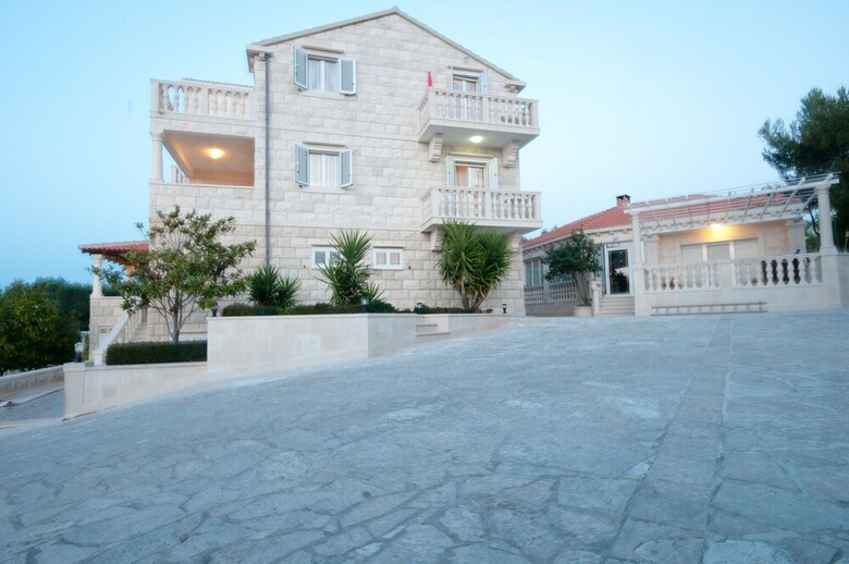 Barba Petra Dvori Apartments