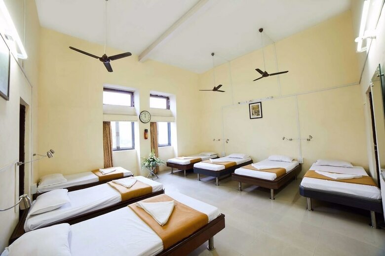 Hostal Empire Royale Hotel