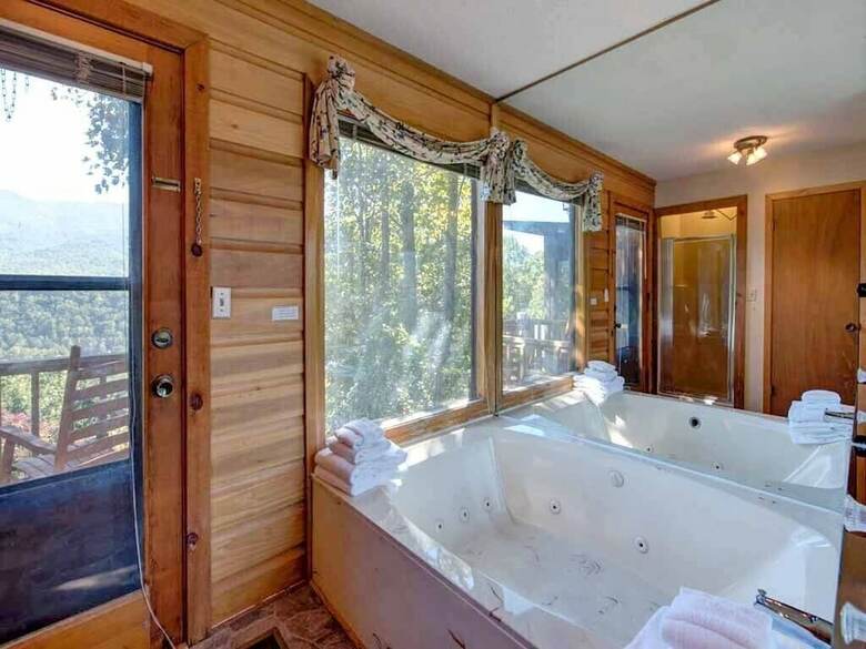 Woodshed 2 Bedroom Home With Mountain View