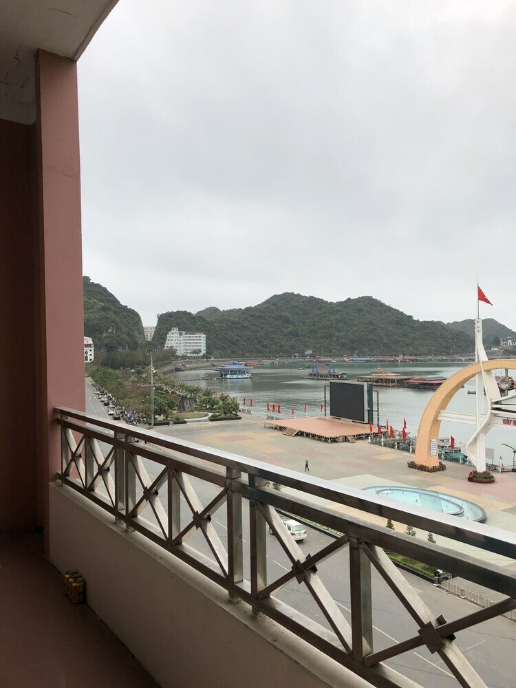 Cat Ba Central Point Hotel