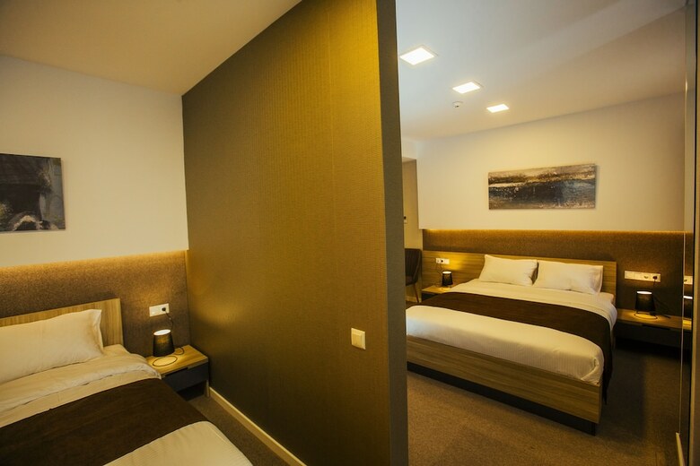 Hotel West