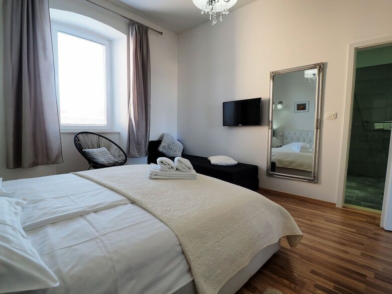 Hotel Captain Emo City Apartments