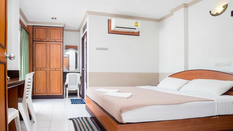 Hotel D.j. House