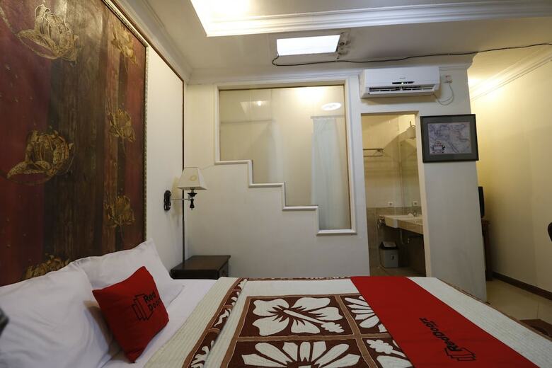 Hotel Reddoorz Plus @ Jalan Dharmawangsa