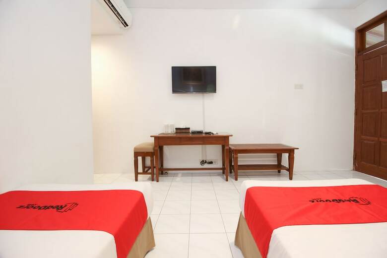 Hotel Reddoorz Plus Near Alun Alun Selatan 2