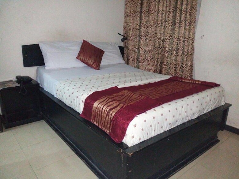 Roneks Royal Hotel & Suites