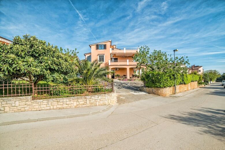 Apartments Maria 821