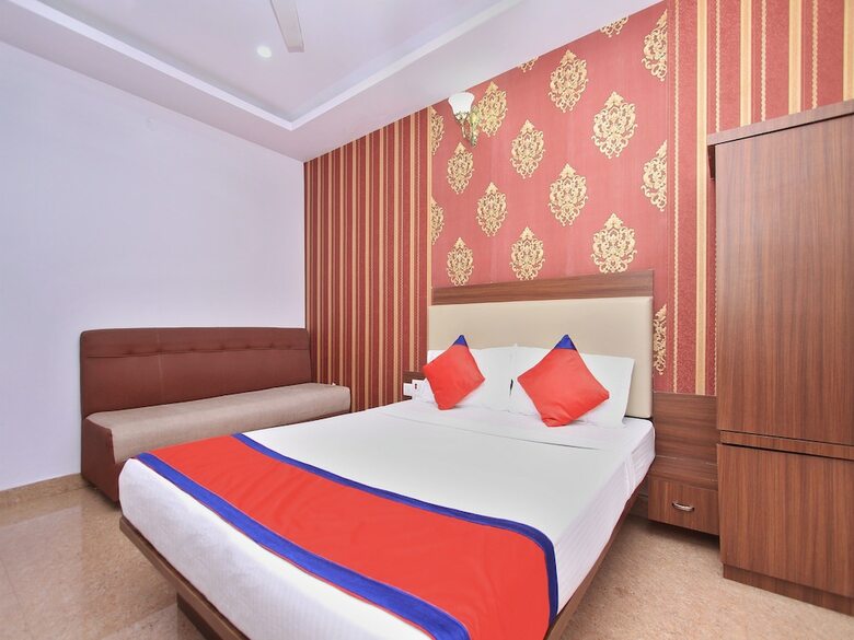 Oyo 12153 Hotel B S International
