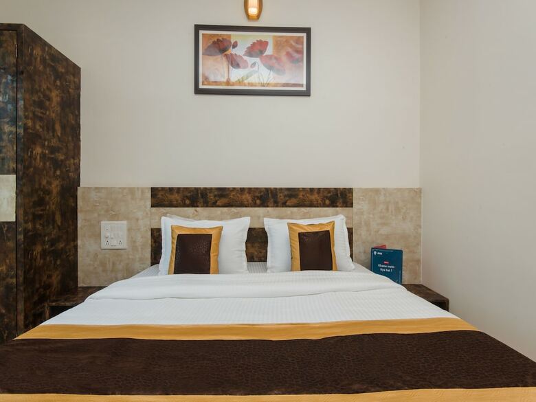 Oyo 11511 Hotel Embassy Grand