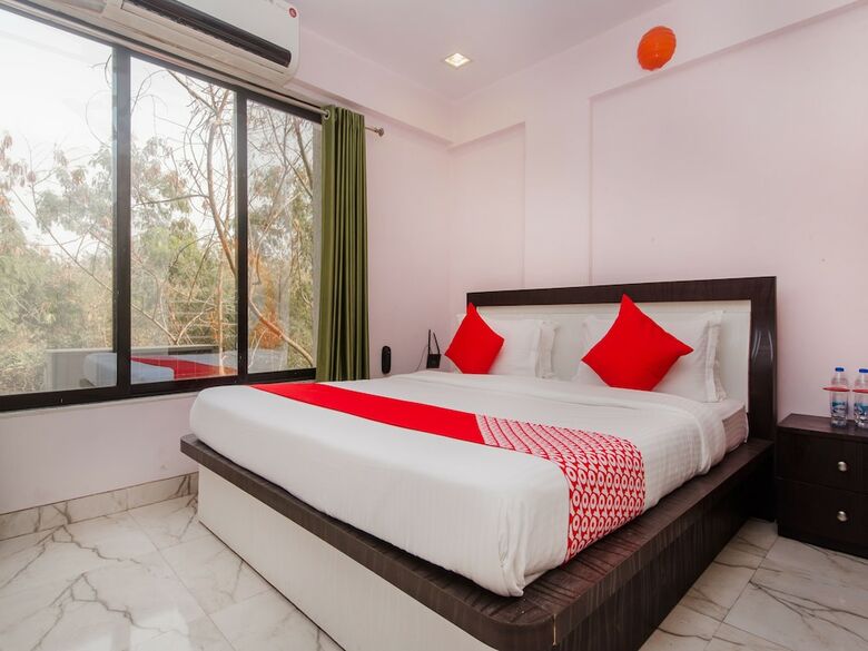 Hotel Oyo 11951 Vatsala Suites