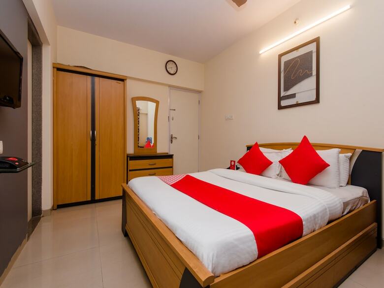 Hotel Oyo 12082 Om Apartment