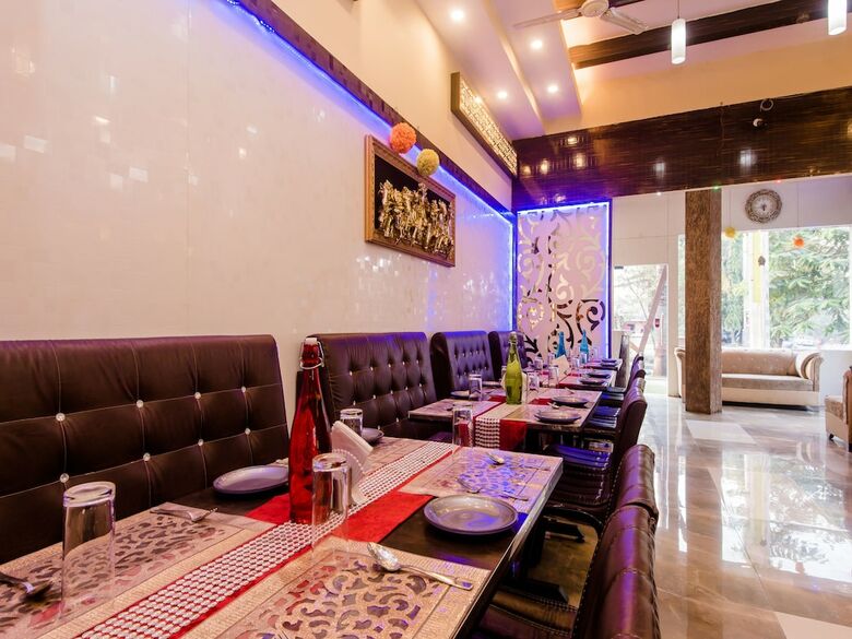 Oyo 11855 Phoenix Hotel