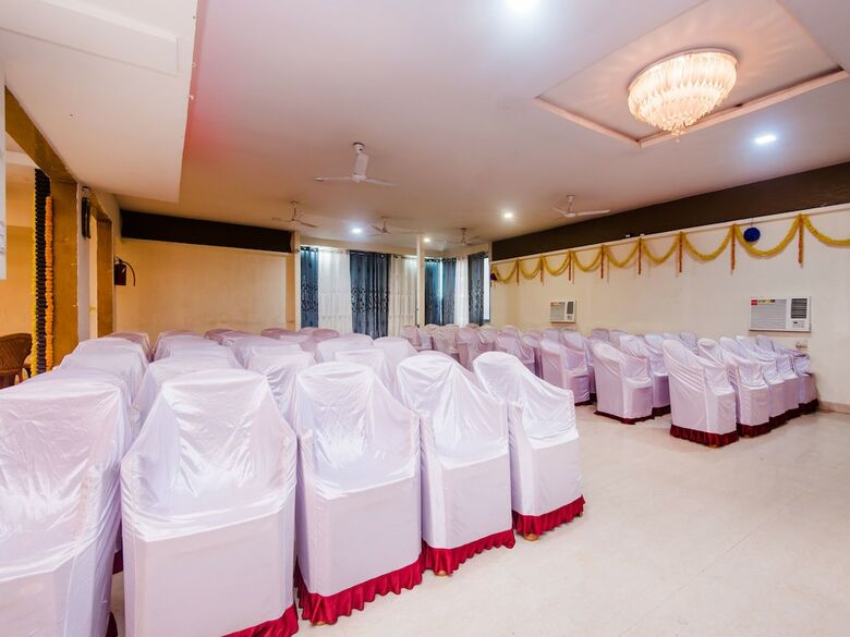 Oyo 11855 Phoenix Hotel