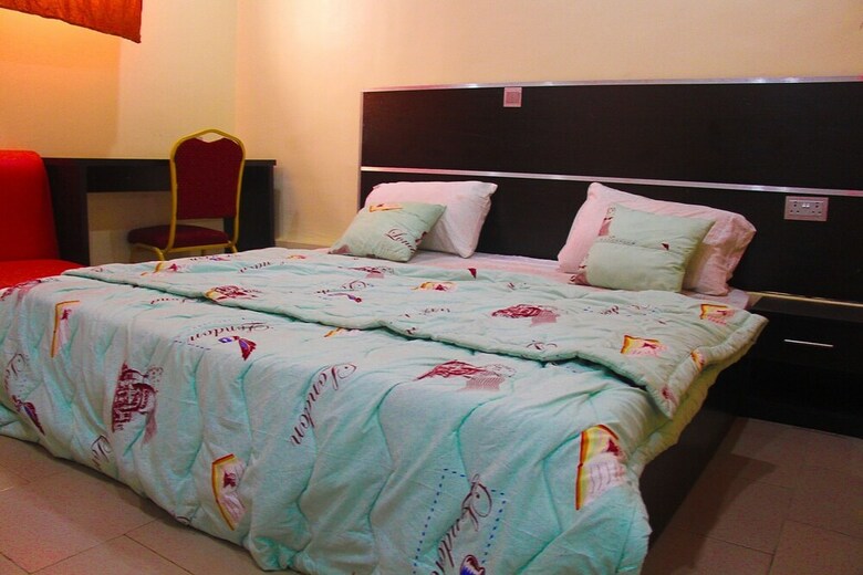Hotel New Travellers Lodge & Suite