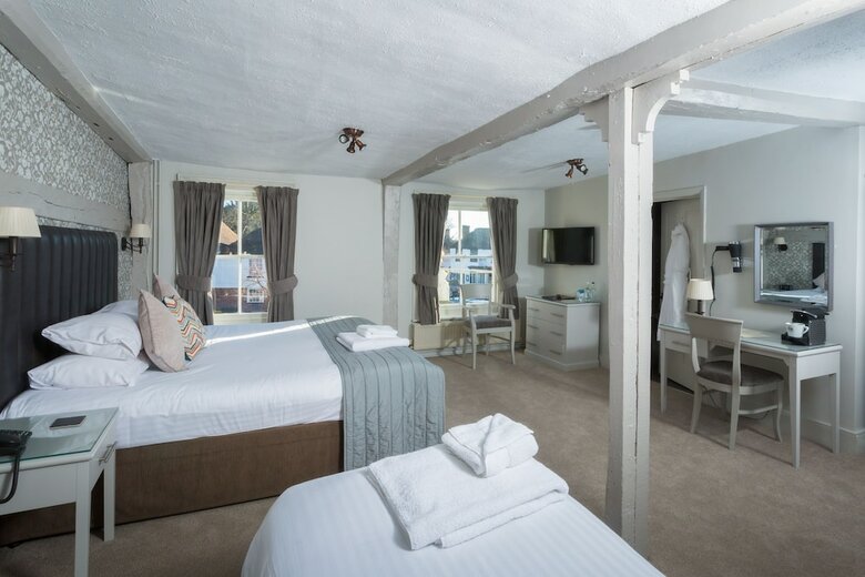 Dog & Bear Hotel