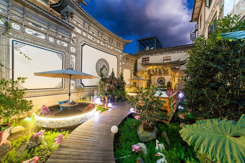 Hotel Dali Love In Clouds Theme Art House