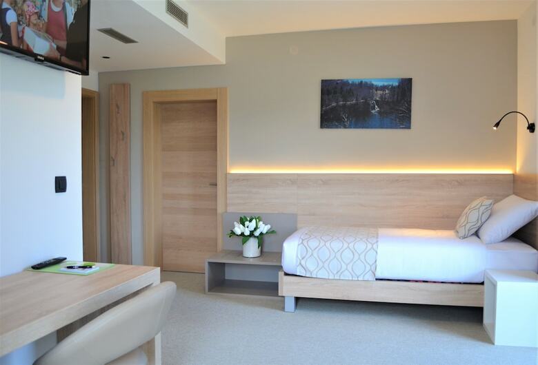 16 Lakes Hotel