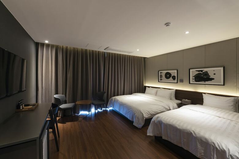 Hotel Sinho Brown-dot