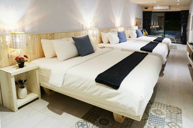 Hotel Azure Inn