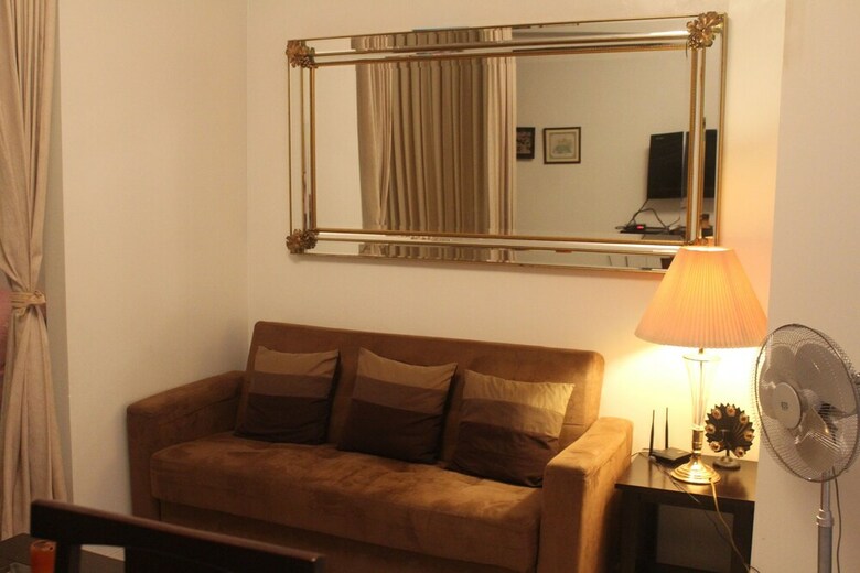 Dr. Calayan's Luxury 2br Condo @pico De Loro