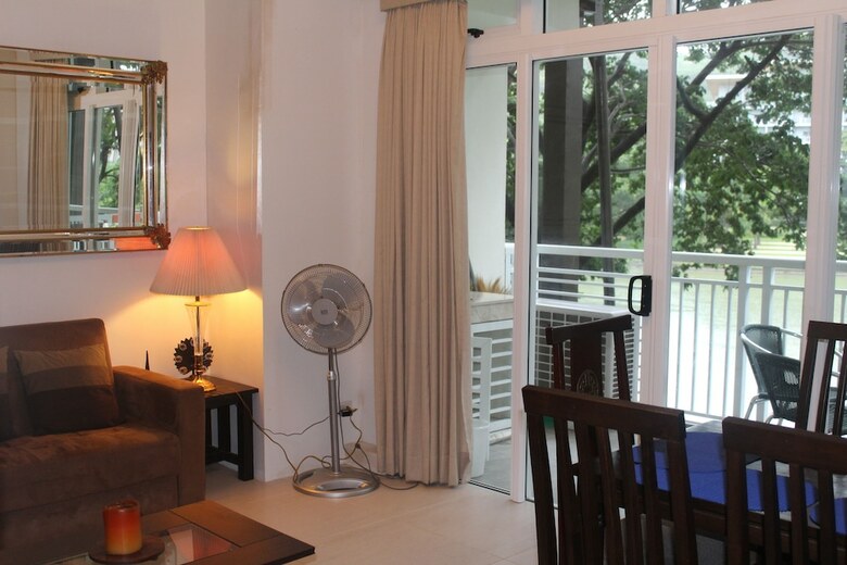 Dr. Calayan's Luxury 2br Condo @pico De Loro