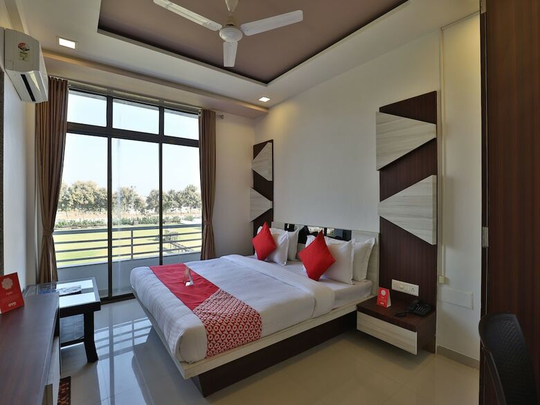 Oyo 11750 Hotel Starz