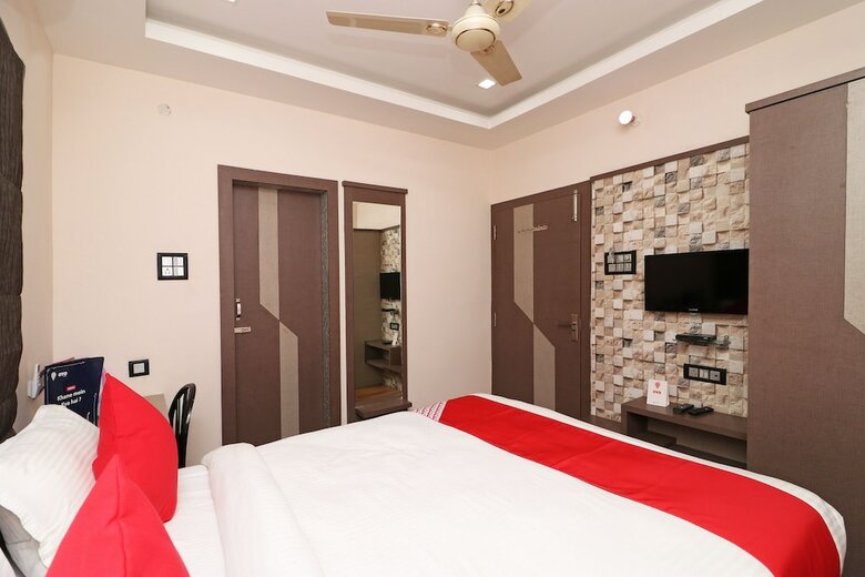 Oyo 11723 Hotel Barney Grand