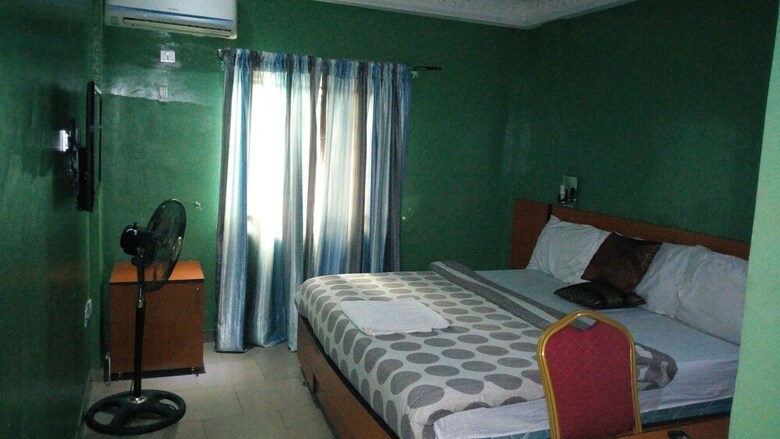 D'czars Hotel & Suites