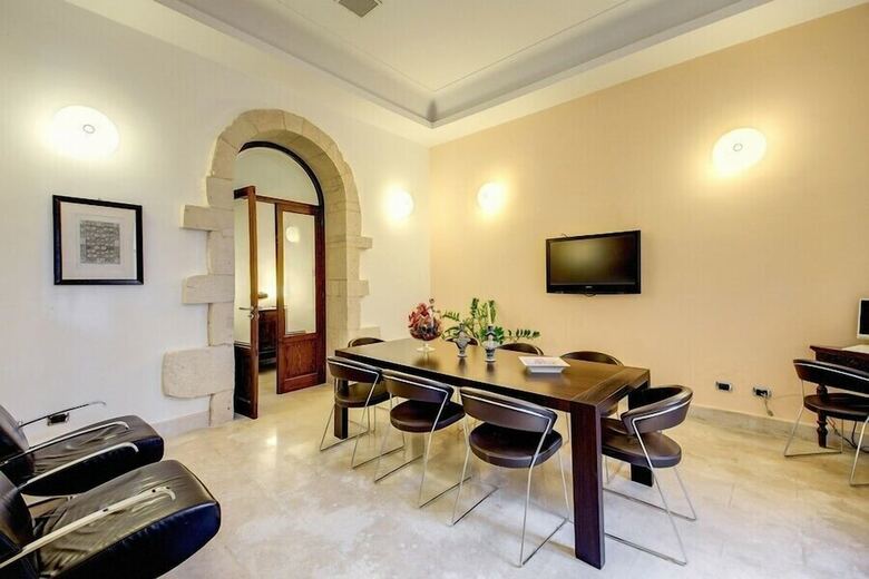 Royal Maniace Hotel