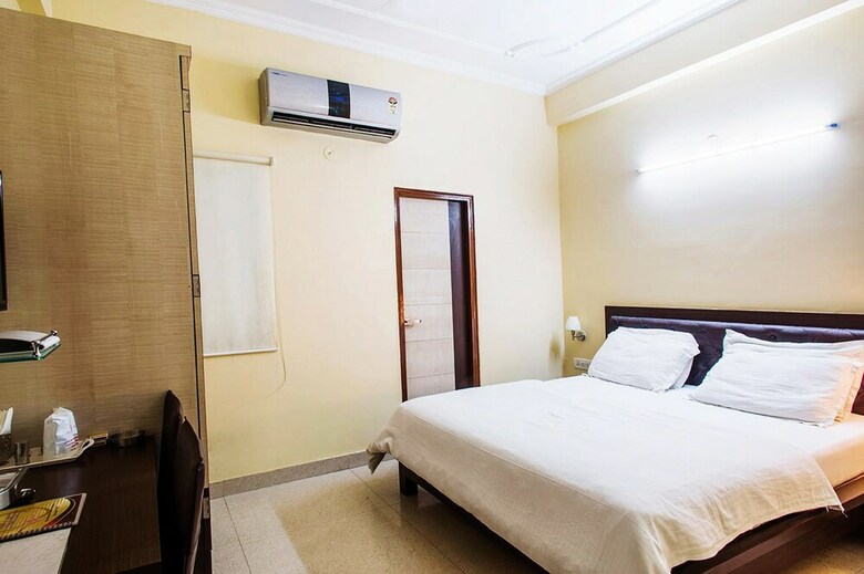 Deep Hotel & Restaurant