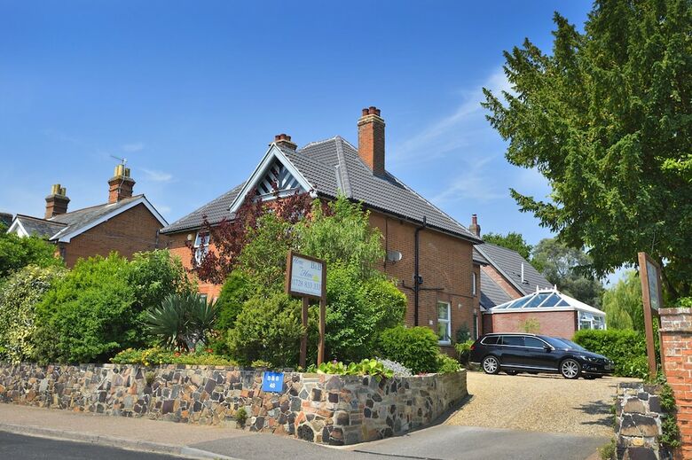 Bed & Breakfast Home From Home Guesthouse