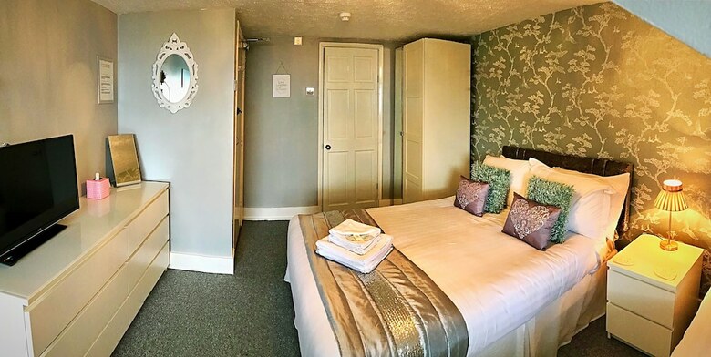 Marina Court Hotel