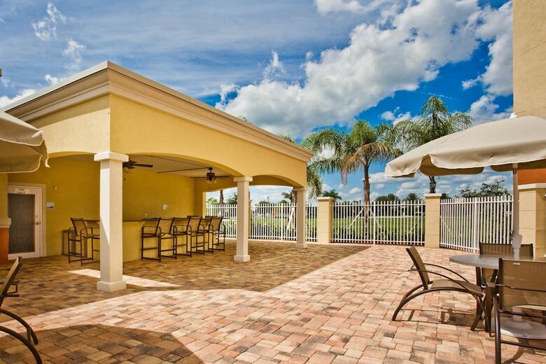 Hotel Holiday Inn Express Suites West